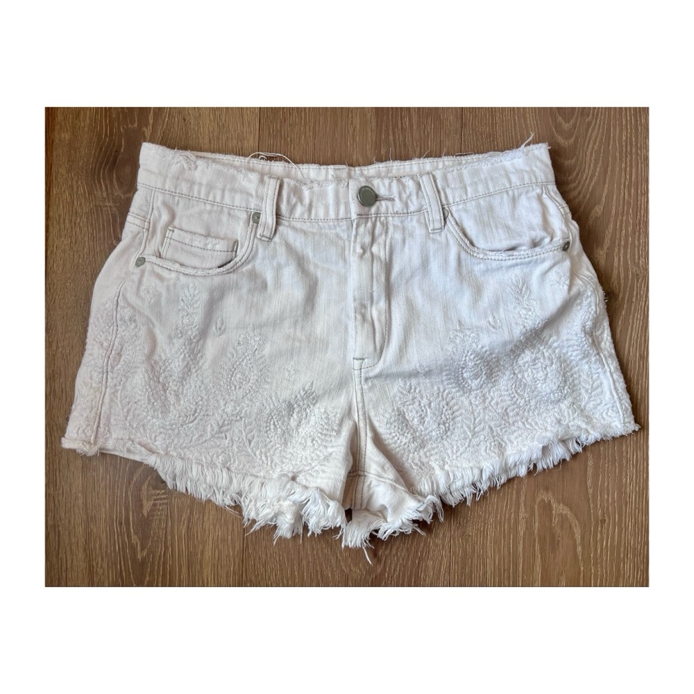 Blank NYC | “Wedge” jean shorts with embroidery in cream